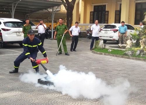 Tập huấn nghiệp vụ phòng cháy, chữa cháy cho cán bộ lao động Báo Thừa Thiên Huế