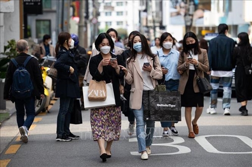 Hàn Quốc quyết định dỡ bỏ quy định đeo khẩu trang ngoài trời