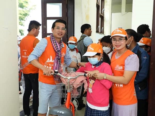Câu lạc bộ Doanh nhân 2030 trao 680 suất quà cho học sinh Phú Lộc