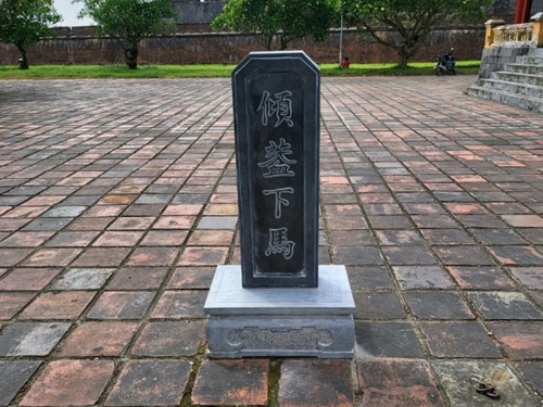 Dựng lại bia đá “Khuynh cái hạ mã” ở di tích Phu Văn Lâu