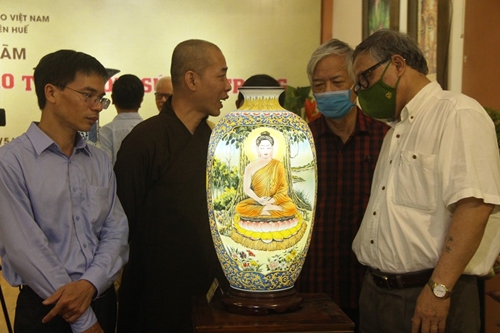 Dấu ấn nghệ thuật Phật giáo trên gốm sứ Bát Tràng