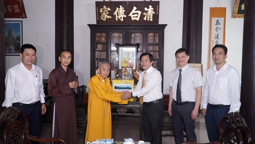 Chủ tịch UBND tỉnh Nguyễn Văn Phương thăm các cơ sở phật giáo