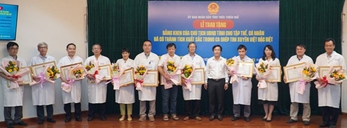 Chủ tịch UBND tỉnh tặng bằng khen êkíp ca ghép tim xuyên Việt