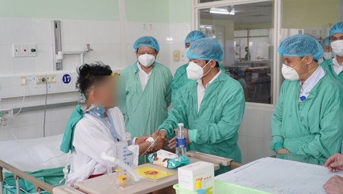 Chairman of the Provincial People s Committee awarded the certificate of merit to the trans-Vietnam heart transplant team