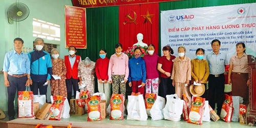 Cấp phát lương thực cho 461 hộ dân Phong Điền