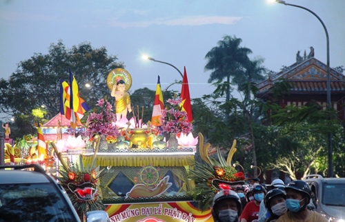 Diễu hành xe hoa mừng Phật đản