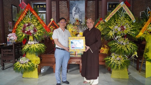 Lãnh đạo tỉnh, thành phố chúc mừng các cơ sở Phật giáo