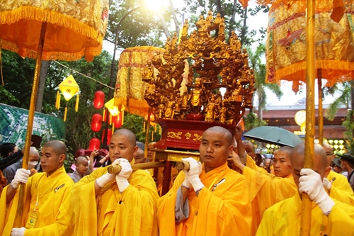 Đội mưa xem lễ rước Phật