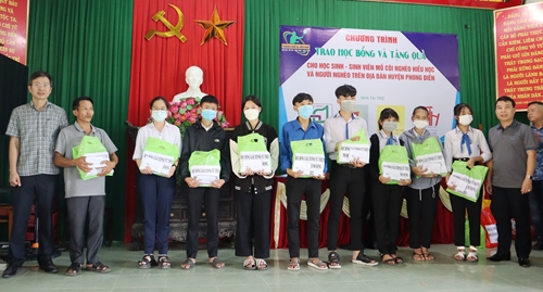 Hơn 270 suất quà tặng học sinh, sinh viên mồ côi nghèo hiếu học và người nghèo Phong Điền