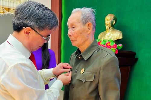 Hương Thủy Hai đảng viên nhận huy hiệu 75 năm tuổi Đảng