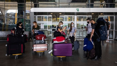 Châu Âu dỡ bỏ yêu cầu đeo khẩu trang ở sân bay và trên máy bay