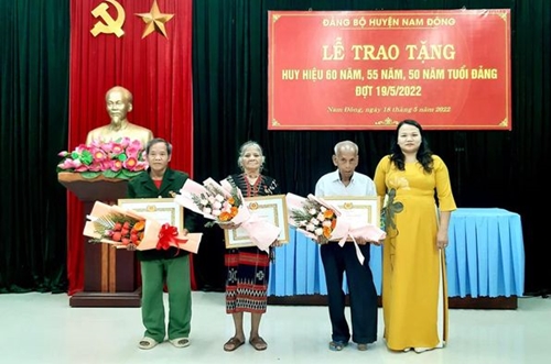 Nam Đông trao Huy hiệu Đảng cho 10 đảng viên
