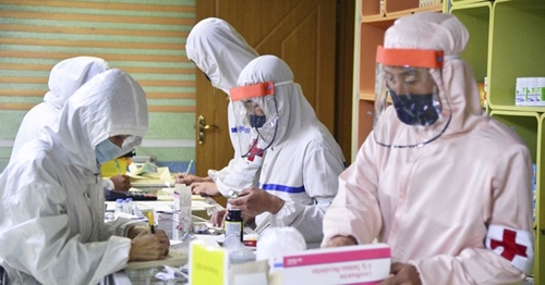 Triều Tiên tăng cường sản xuất thuốc, vật tư y tế chống sốt trên diện rộng