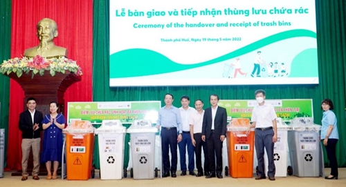 Lễ bàn giao và tiếp nhận 468 thùng lưu phân loại rác