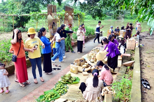 Phiên chợ “Hương xưa làng cổ” được tổ chức sau hai năm gián đoạn bởi dịch bệnh