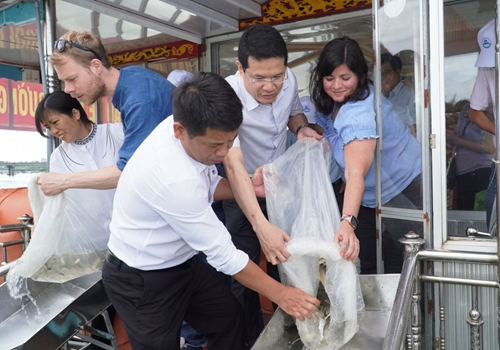 Releasing 32 000 fishes to regenerate aquatic resources in the Huong River