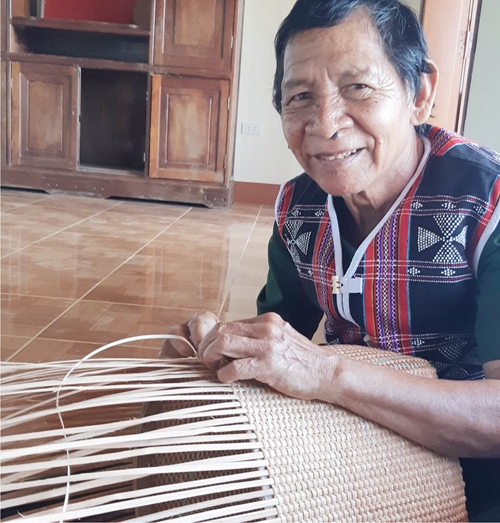 Giữ gìn nghề đan truyền thống ở vùng cao A Lưới