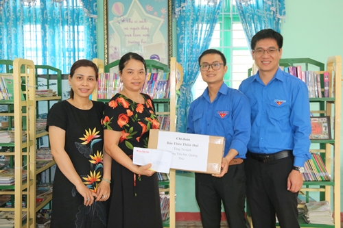 Tặng hơn 100 đầu sách cho Thư viện Trường tiểu học Quảng Thái