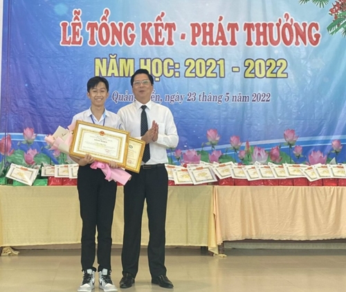 Chủ tịch UBND tỉnh tặng bằng khen cho em Trần Lê Bửu Tánh