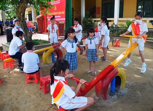 Bàn giao Khu vui chơi rèn luyện thể chất cho Trường tiểu học Đông Nam Sơn