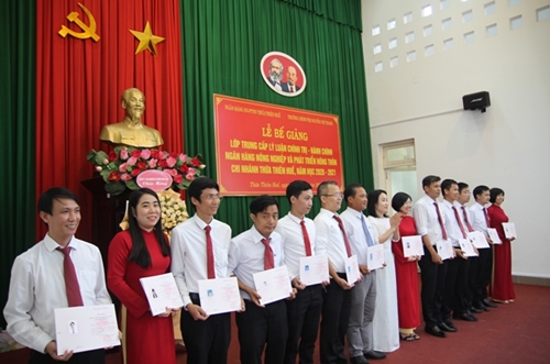 Trao bằng tốt nghiệp cho 81 học viên Ngân hàng Nông nghiệp và Phát triển nông thôn chi nhánh tỉnh