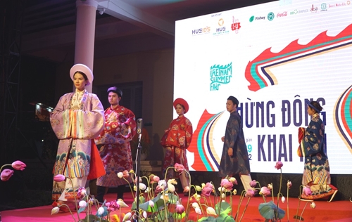 Trình diễn nghệ thuật và trang phục Vietnam Summer Fair 2022