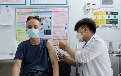 Bộ Y tế tiếp tục “thúc” các tỉnh, thành đẩy mạnh tiêm vaccine phòng COVID-19