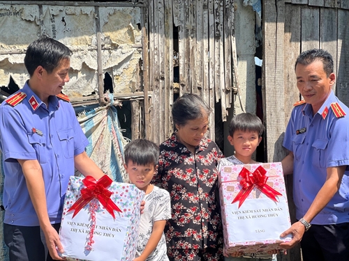 Hỗ trợ 2 anh em có hoàn cảnh đặc biệt khó khăn ở xã Phú Sơn