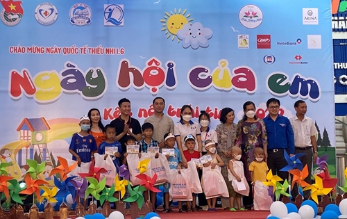 Over 300 pediatric patients are given presents at “Children’s Festival Day”