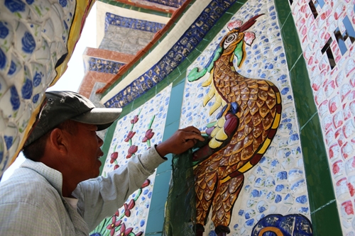 Passing down the royal porcelain mosaic craft