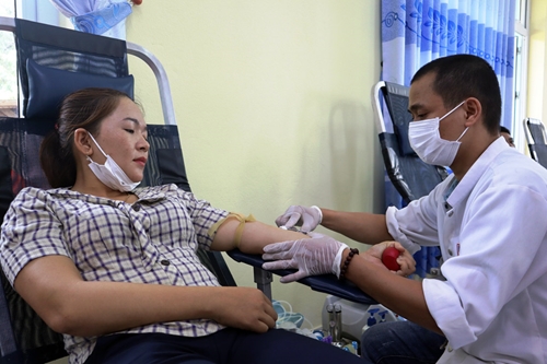 Gần 150 đoàn viên công đoàn Phong Điền tham gia hiến máu tình nguyện