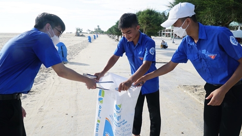 Thanh niên chung tay làm sạch biển
