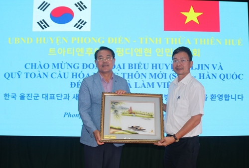 Đoàn công tác huyện Uljin thăm và làm việc với huyện Phong Điền