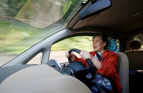 Italy Cụ bà 100 tuổi vừa được gia hạn giấy phép lái xe