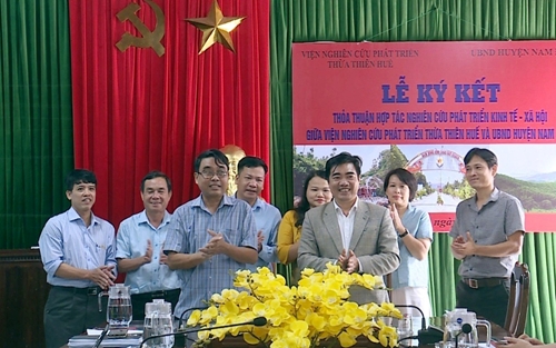 Viện Nghiên cứu phát triển tỉnh ký kết hợp tác nghiên cứu phát triển kinh tế - xã hội huyện Nam Đông