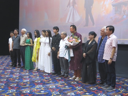 Đoàn phim “Em và Trịnh” giao lưu với khán giả Huế