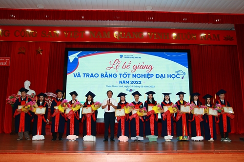 Trường đại học Khoa học trao bằng tốt nghiệp cho 406 sinh viên