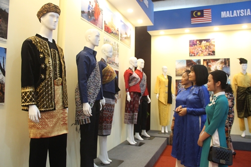 Trang phục truyền thống các nước ASEAN tụ hội về Huế