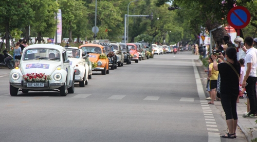 More than 20 antique cars converging in Hue