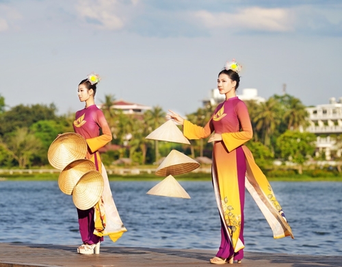 Ao dai performance on the Huong River