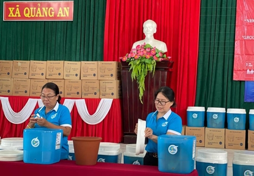 Trao bếp đun cải tiến và bình lọc nước vì cộng đồng tại huyện Quảng Điền