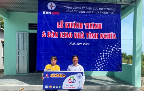 Điện lực tỉnh bàn giao nhà tình nghĩa ở huyện Phú Vang