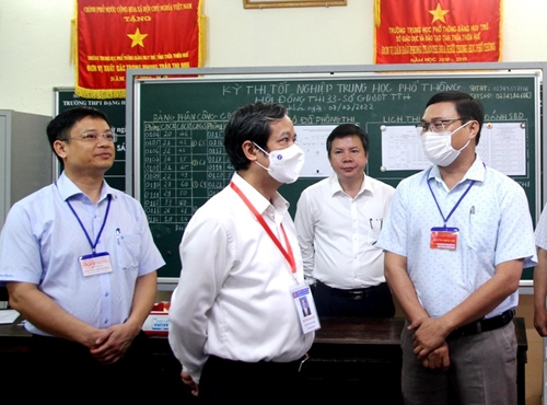 Bộ trưởng Nguyễn Kim Sơn kiểm tra điểm thi tốt nghiệp THPT