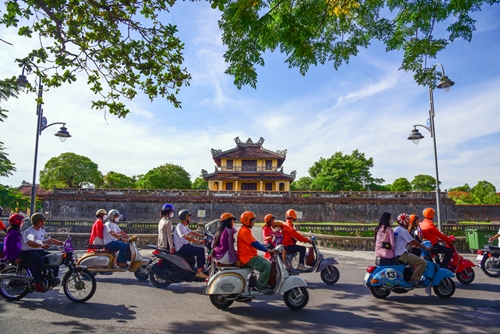Parade of ancient motorbikes to promote Hue tourism