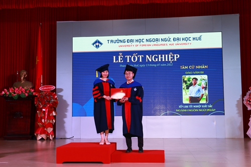 Trao bằng tốt nghiệp cho 944 tân cử nhân Trường đại học Ngoại ngữ