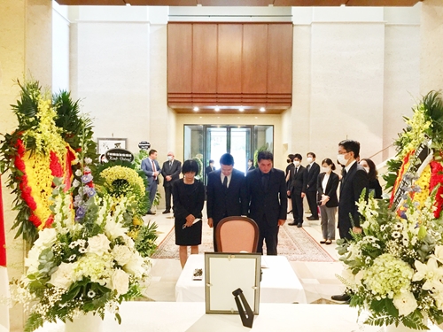 Lãnh đạo tỉnh chia buồn và viết sổ tang tưởng niệm cựu Thủ tướng Nhật Bản Abe Shinzo