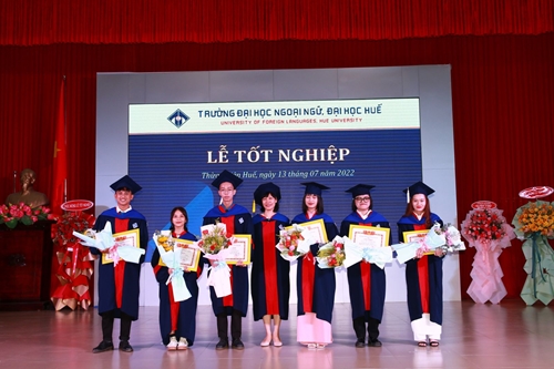 944 new graduates of University of Foreign Languages, Hue University awarded bachelor s degree