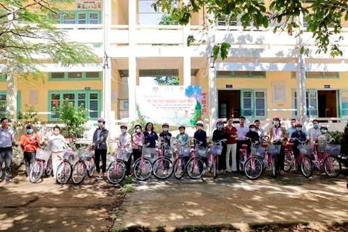 Trao 40 mũ bảo hiểm và xe đạp cho học sinh Hương Trà