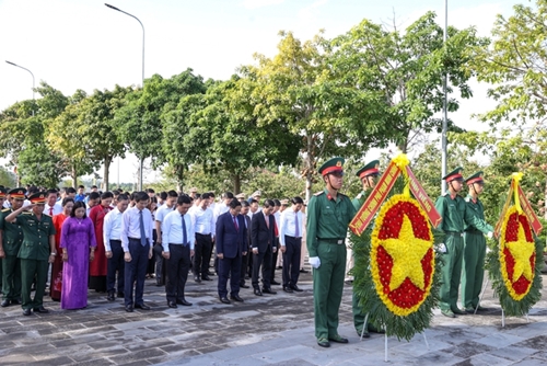 Thủ tướng dâng hương tưởng niệm các anh hùng, liệt sĩ
