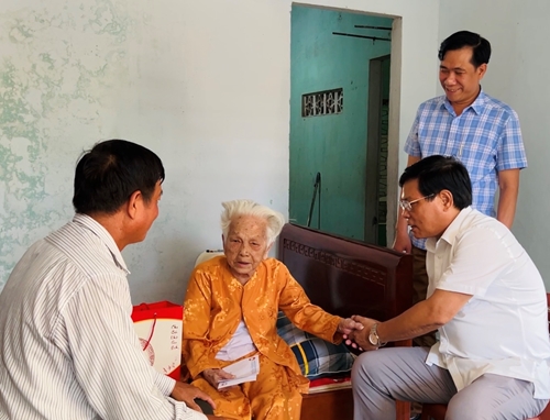 Chủ tịch Ủy ban MTTQVN tỉnh thăm, tặng quà Mẹ Việt Nam anh hùng